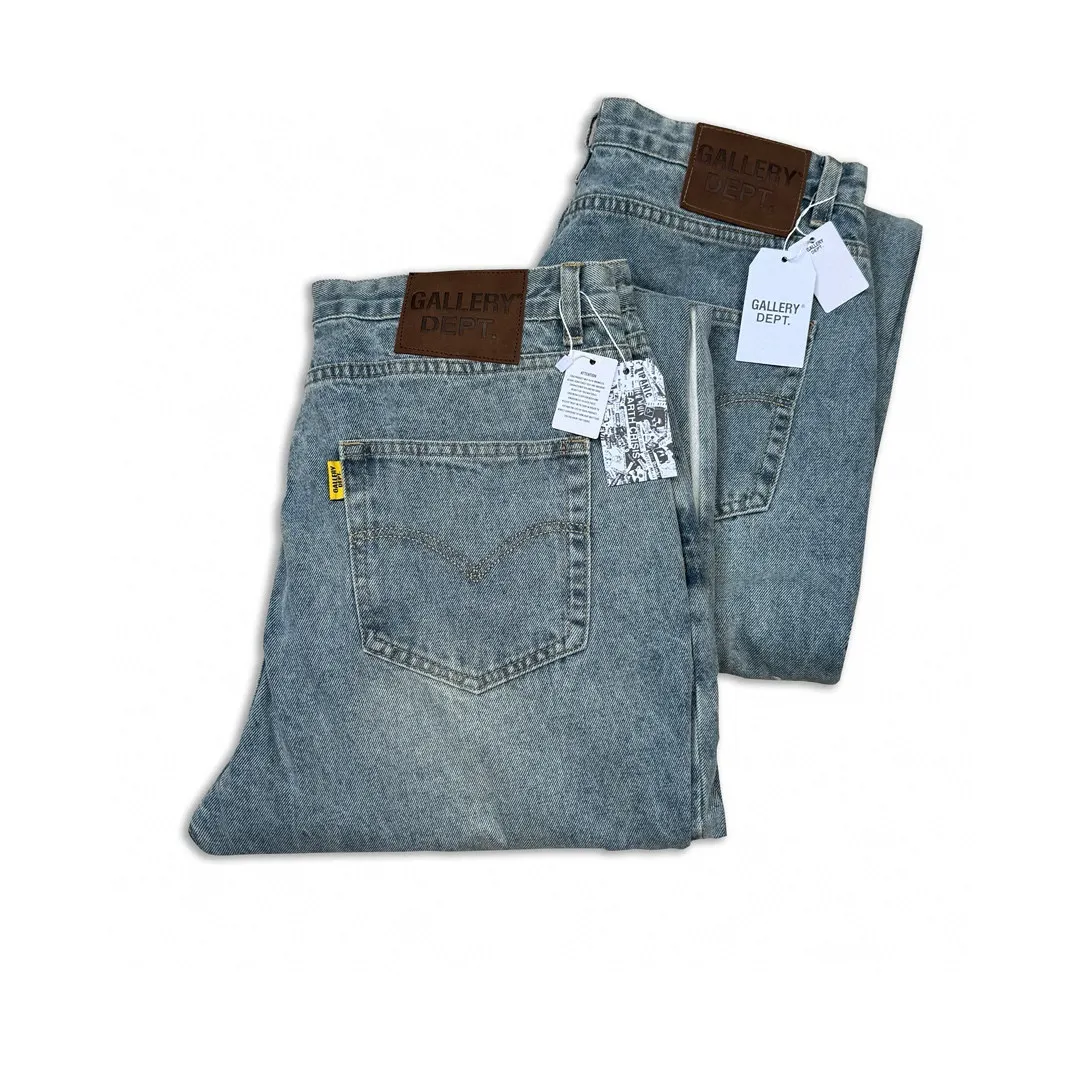 -Size upper body P246#G11 GALLERY DEPT. Denim bell-bottoms, washed and distressed spliced ​​jeans. GALLERY is attracted by these bell-bottoms. Whether it is a reset of Carhartt or Levis, it creates a strong brand style. Since these pants are modified from rare vintage, the production capacity is limited. Therefore, after many icons wore them, these pants were once hard to find. Later, perhaps due to the improvement of GD's business in the past two years and the expansion of production lines, the brand itself lowered the price, so I can't wait any longer for these pants this year and will definitely buy them. During the process of the denim washing plant, the owner of the washing plant helped introduce a boss who had worked for Levi's foundry and started his own business. This also paved the way for the following styles. Therefore, Levi's remodeled single product for the base plate is really familiar. Whether it is the fabrics supplied or the lathes used in production, there is nothing to choose from. -Color: blue -Size: S-XXL (corresponding to 28-36)